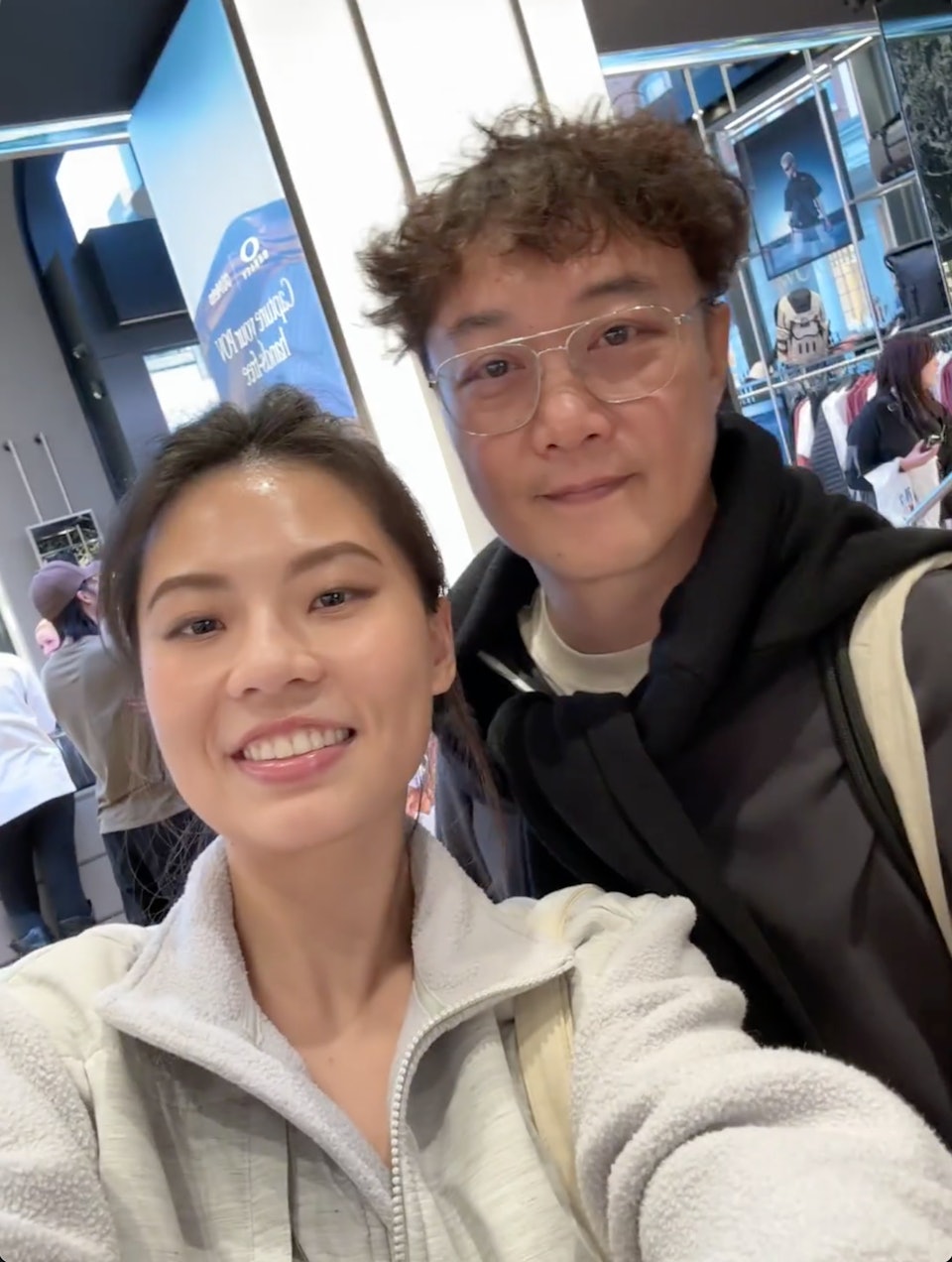 陈奕迅巧妙地向后退了一小步，身体微微倾斜。