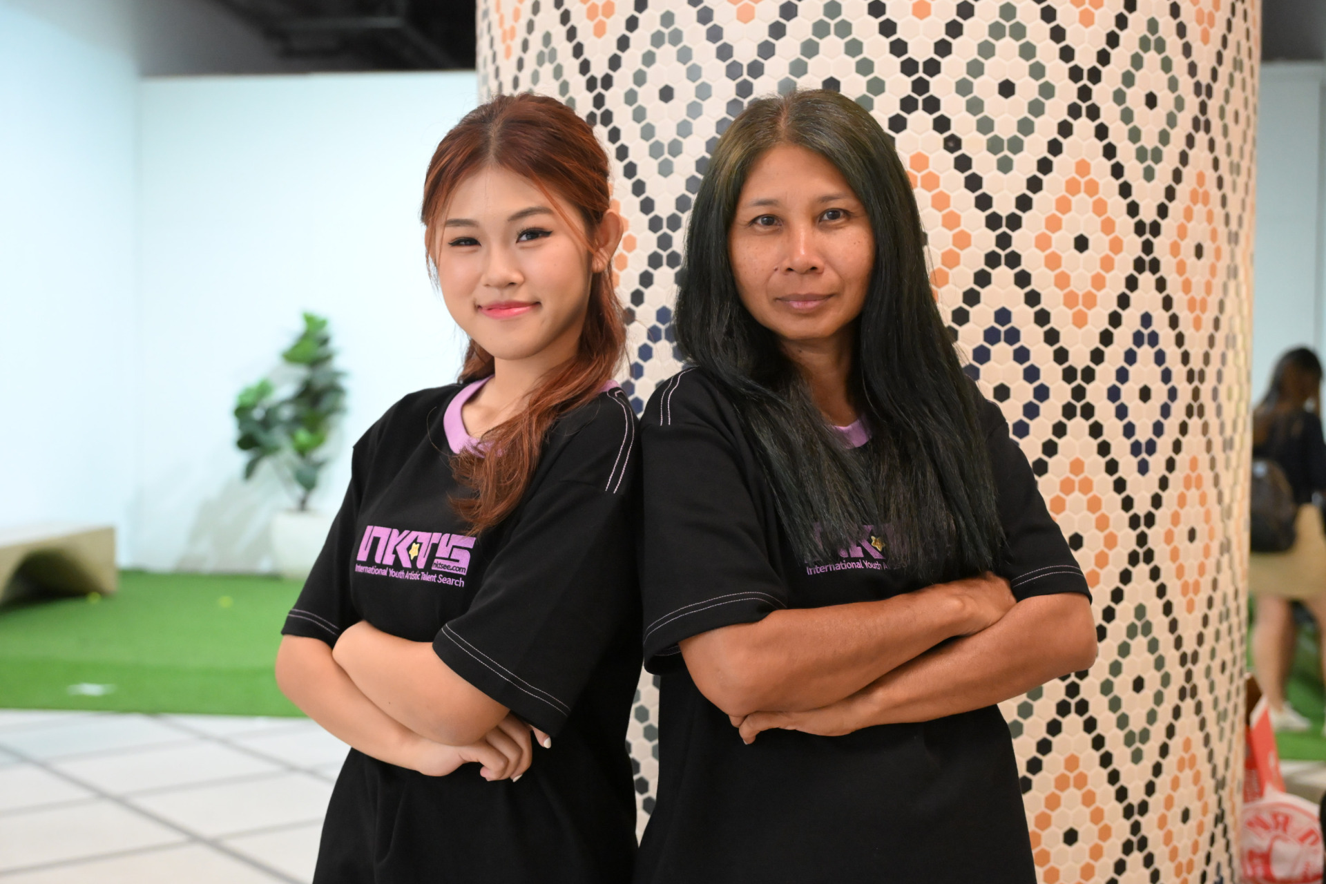 看好文：主题故事｜母爱默默守护 孩子舞台尽情飞