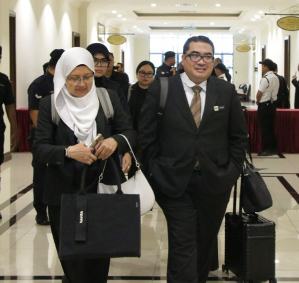 总检察署的主控官纳拉（左起）及莫哈末法依鲁兹一起抵达法庭。
