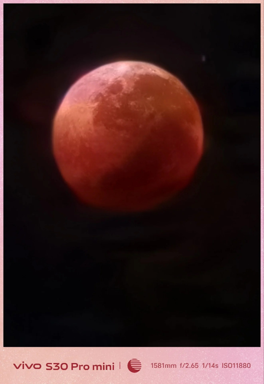 槟城民众拍下“血月”现象。