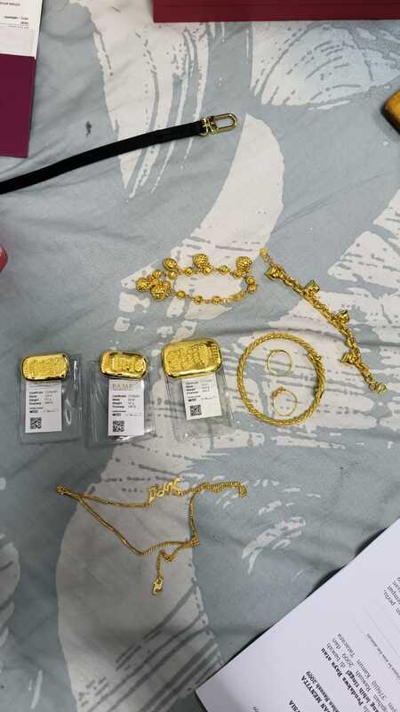 反贪会在行动中也起获多件金饰、金片。