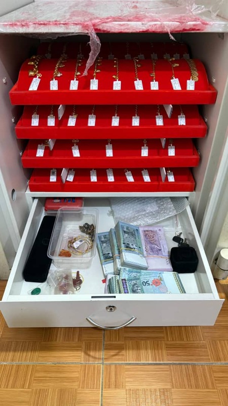 反贪会逮捕嫌犯时，也发现现金。
