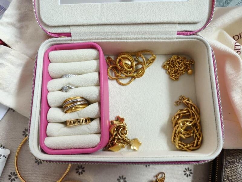 放在首饰盒的金饰被反贪会带走。
