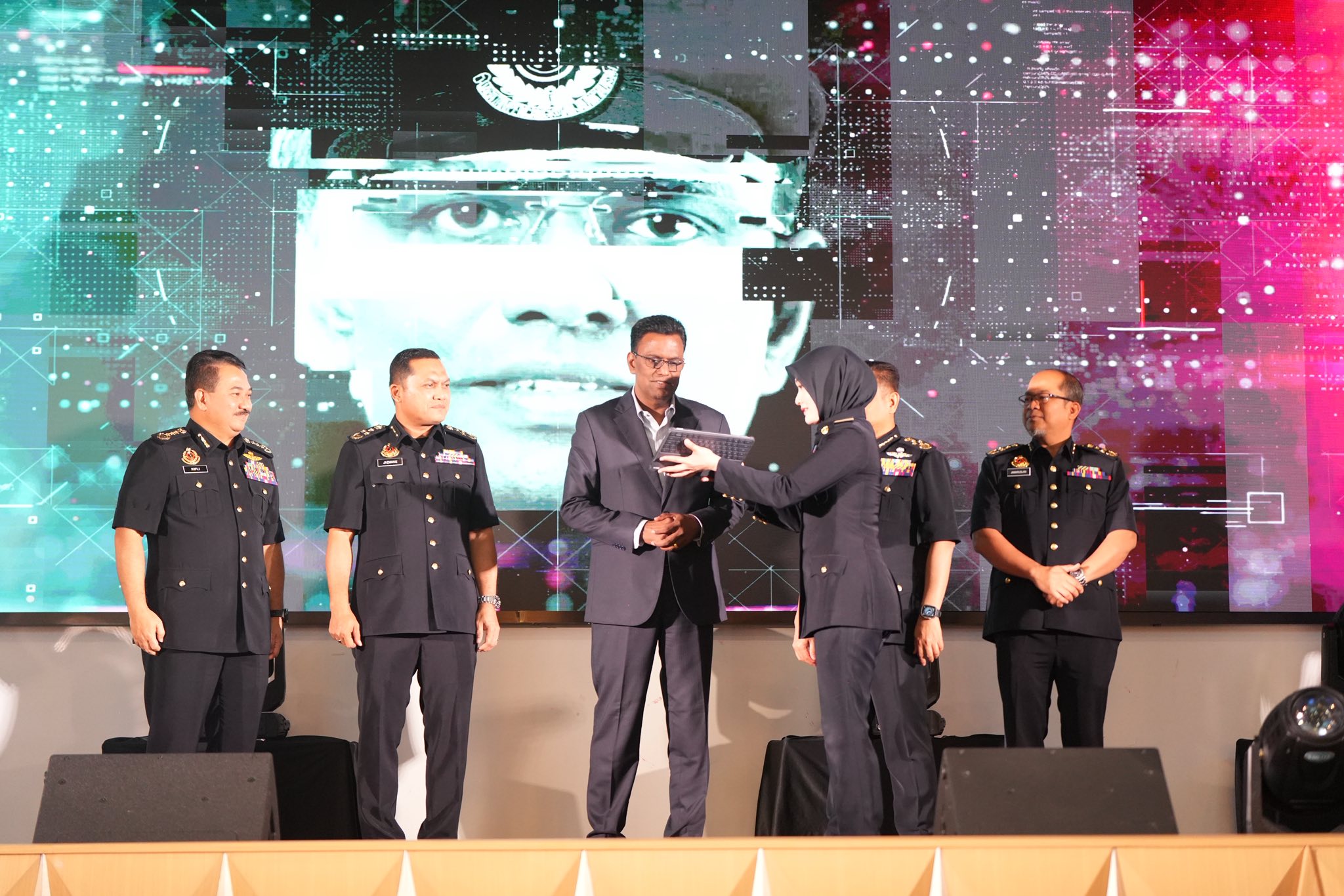 嘉纳山迪兰(左3)推介“Klik Sebelum Gerak”道路安全宣传活动。