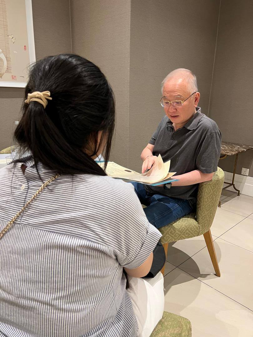 李欣湘(左)与魏家祥见面,谈论申请公立大学法律系遭落选的经历。