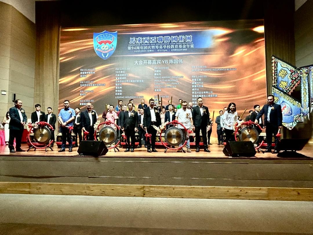 黄成华（前排左起）、蔡振文、梁亚财、陈国伟、陈坤德、游佳豪、黎永威、罗可谦和罗宗文进行鸣锣仪式。