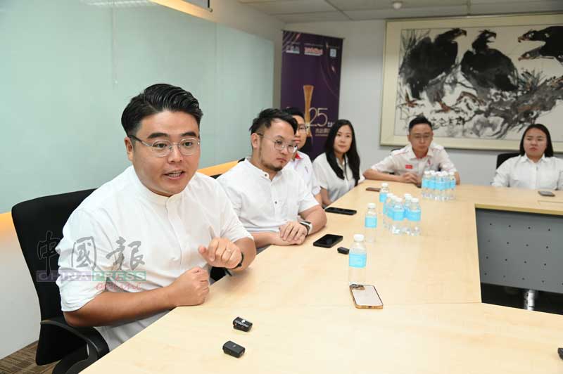 吴家良（左）和社青团领袖拜访《中国报》总社，并接受访问；左2起为林骏荣、何子扬、叶依雯、许领贤和叶倩莲。
