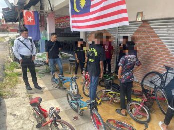 国庆假骑蚊型脚车 16孩童少年上警车