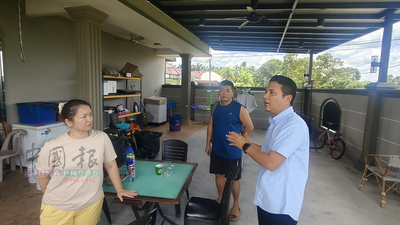 赛福星（右）向丘丽霞（左起）及其丈夫了解情况时，表明将向居銮县署和居銮市议会了解情况，再研究是否能够提供相关援助。