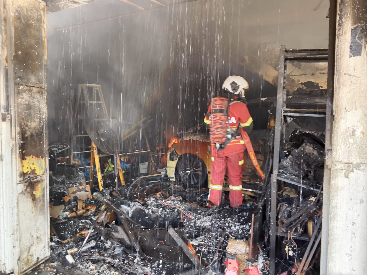 消拯员进入店内灭火。