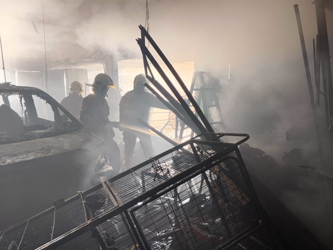 消拯员迅速控制火势，制止蔓延。