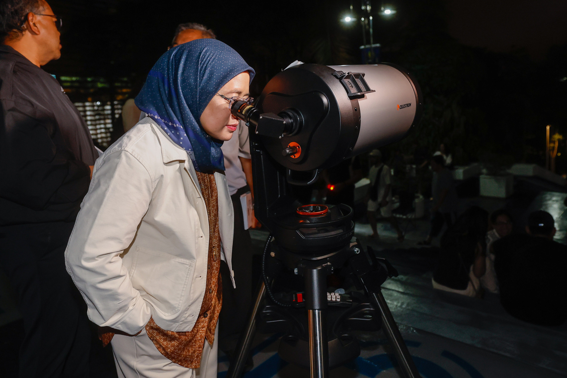 鲁兹雅（前排右2）在国家天文馆观测月食。