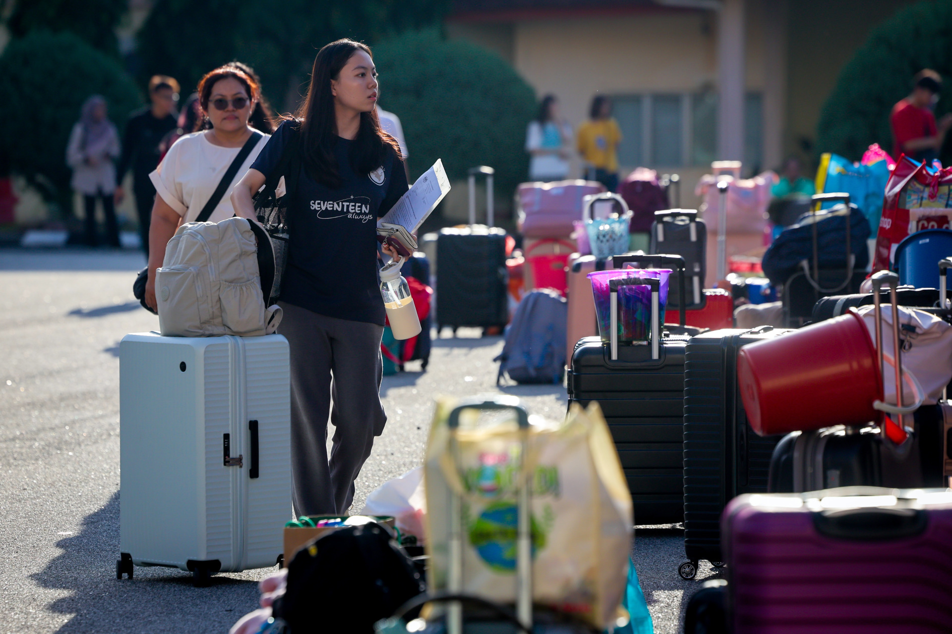 学员陆续到营地报到。