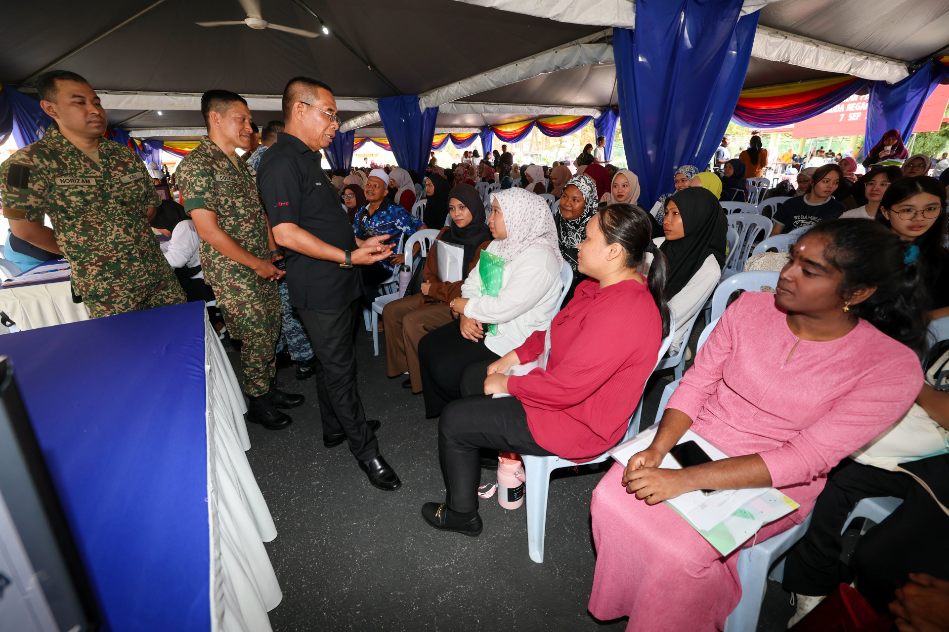 耶谷(左3)与学员家长交流。
