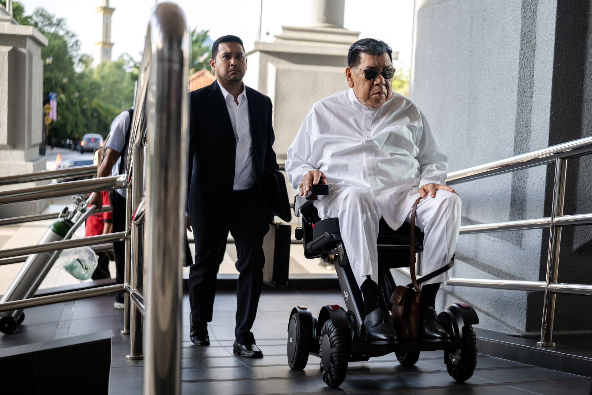 阿布沙希身穿白色服装,到法庭面控。