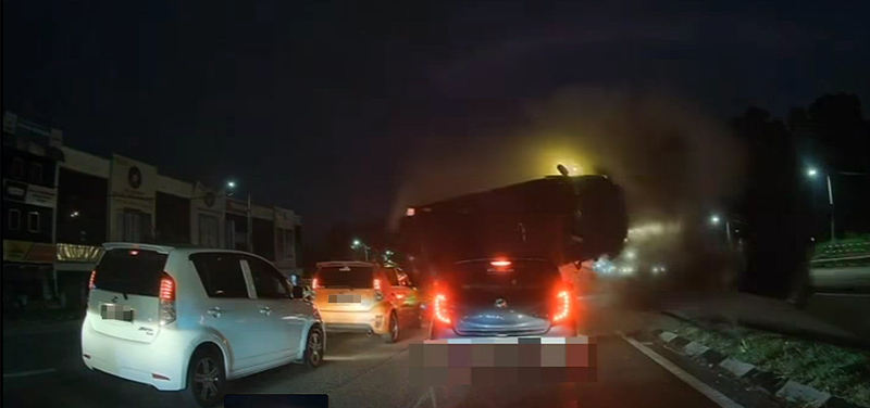 货卡失控飞撞至对面车道，5辆正等候红绿灯的车辆被撞。（照片取自互联网）
