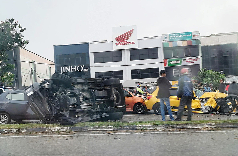 货卡飞撞5车，场面一片狼籍。（照片取自互联网）
