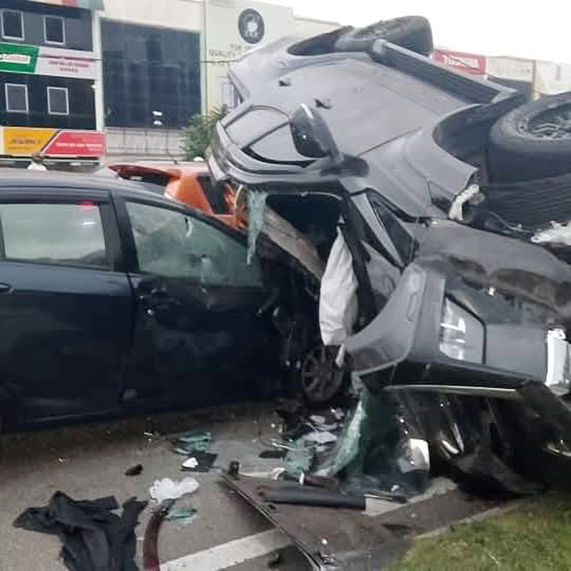 货卡严重损毁。（照片取自互联网）
