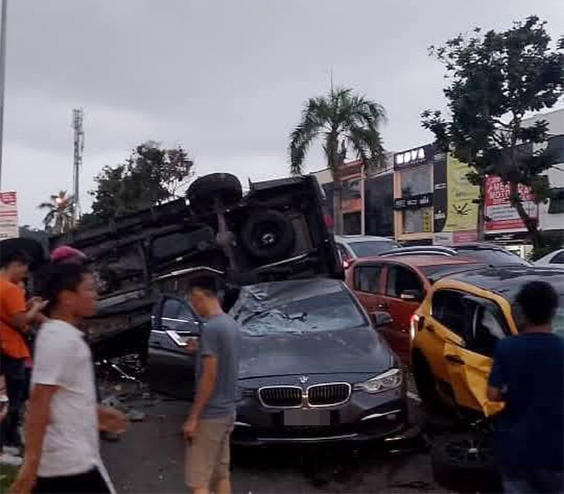 货卡如同泰山压顶，压着其他车辆。（照片取自互联网）
