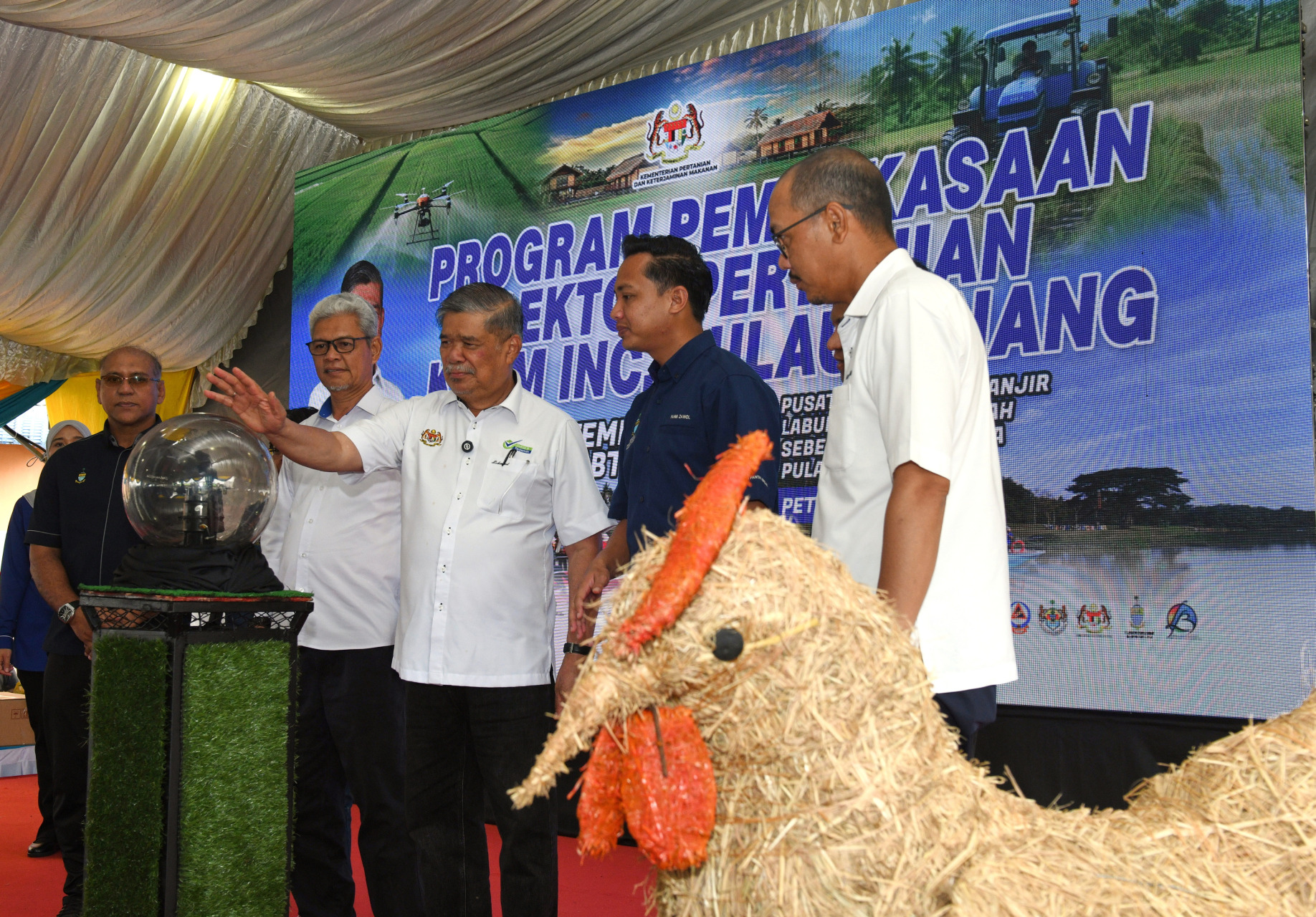 莫哈末沙布(右3)为威北甘榜瓜柏戴农业赋权计划主持开幕。