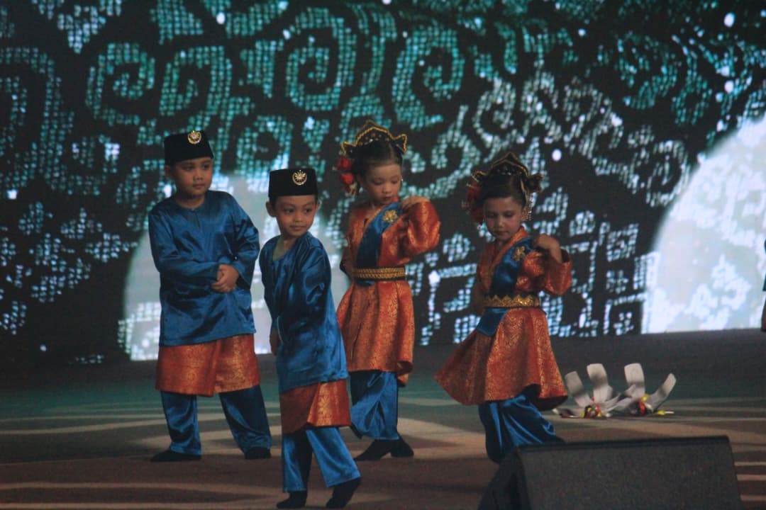 小小舞者在台上跳着传统舞蹈，从容不迫。