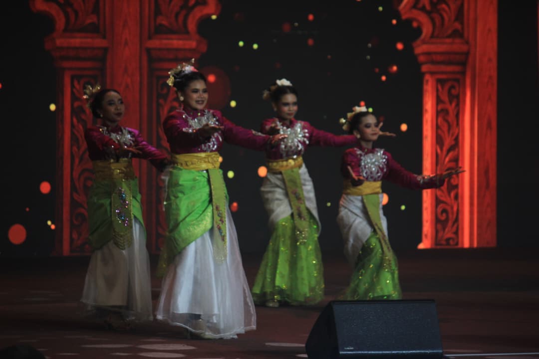 马来西亚日庆典现场，各族舞者在舞台上绽放文化异彩。
