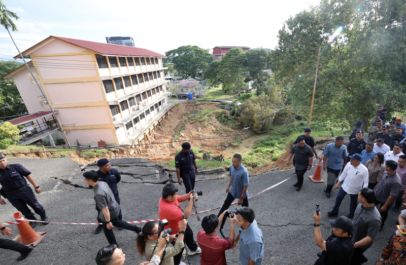 亚庇佳雅师训学院土崩严重，安华到现场巡视。