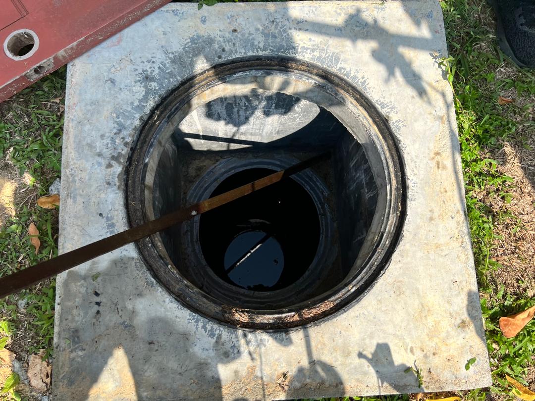 9岁男生踩到纤维材质涵洞盖后，坠入1.8公尺深的排污管。