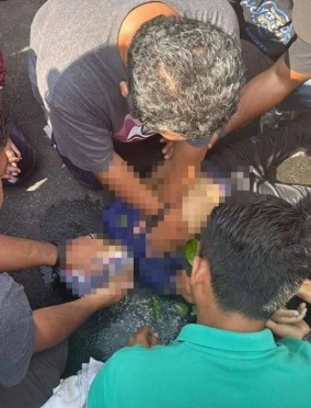 男生被救起后已奄奄一息。