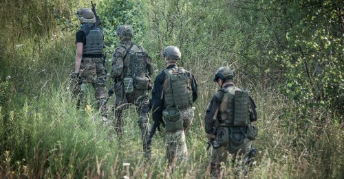 台新版民防手册 建议见军队就远离