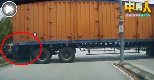 轿车路边违例泊车 巨无霸U转 车尾撞凹车门