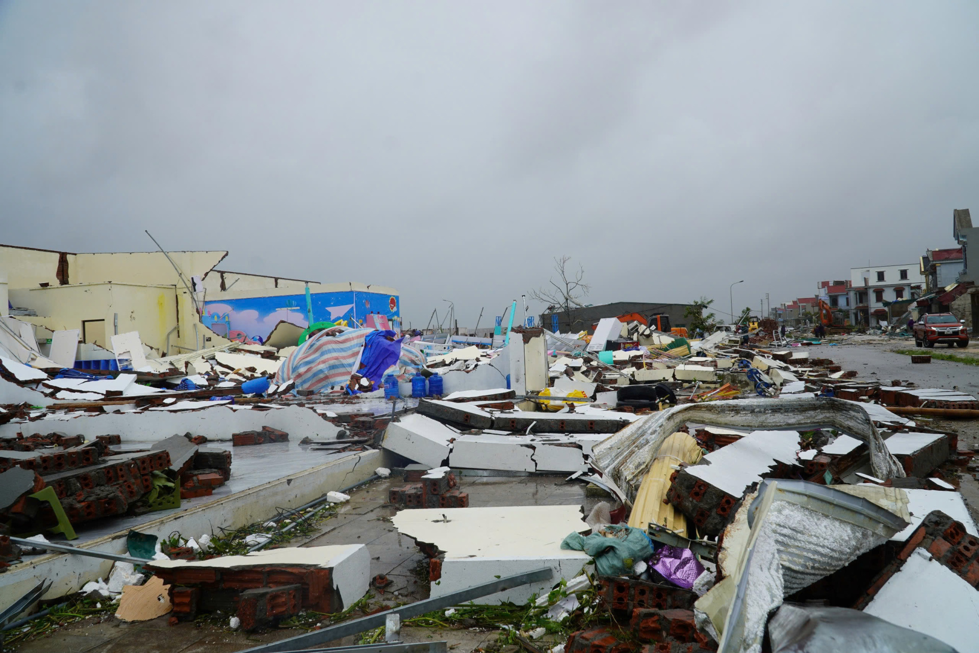 颱风“博罗依”袭击越南清化后,建筑物倒塌。(美联社)