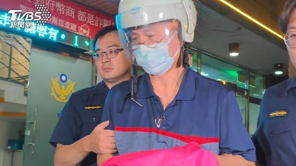 丁斌煌涉及多起医疗纠纷，移送时低头不语。