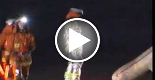 美联航波音737疑货舱起火 转降日本关西逃生梯疏散