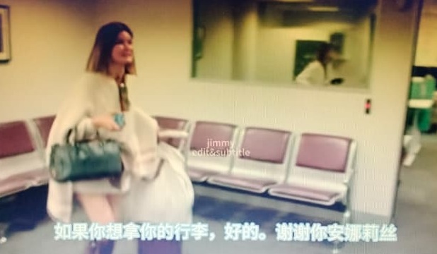 女子临走前向官员安妮丽丝说声谢谢。