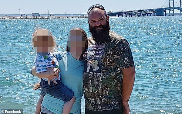 桑福德与妻儿合影，他身穿支持特朗普的衬衫，上面写着“让自由派再次哭泣。”