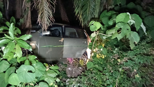 警方在车内发现女遗体。