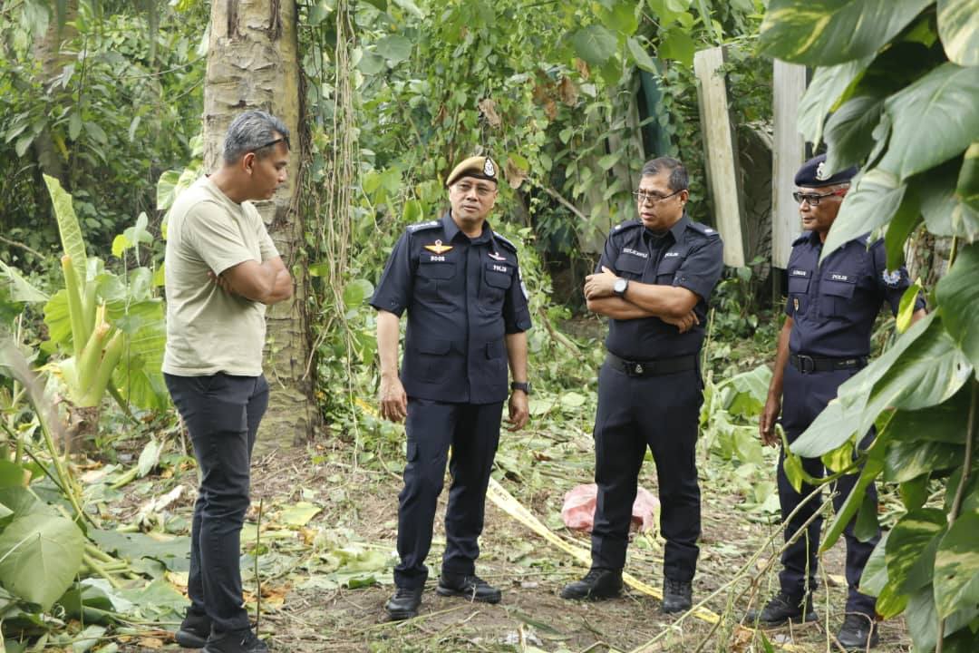 诺希山（左2）亲自前往案发现场勘查。