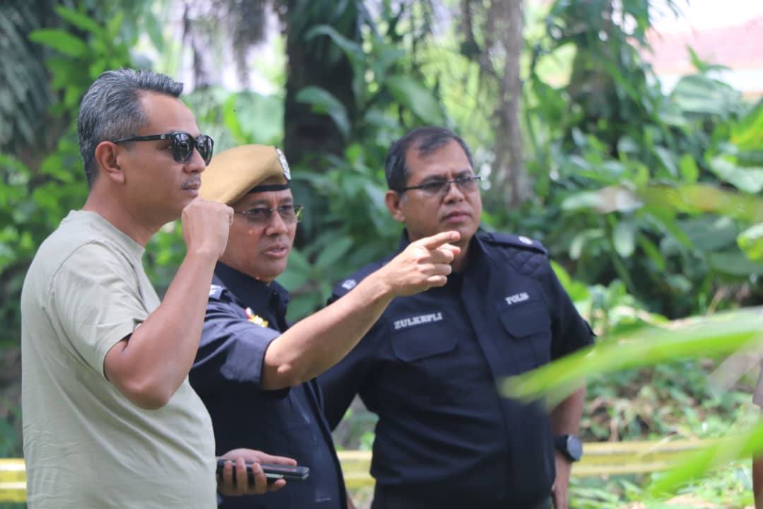 诺希山（左2）掌握案件情况，以更有系统地部署行动。