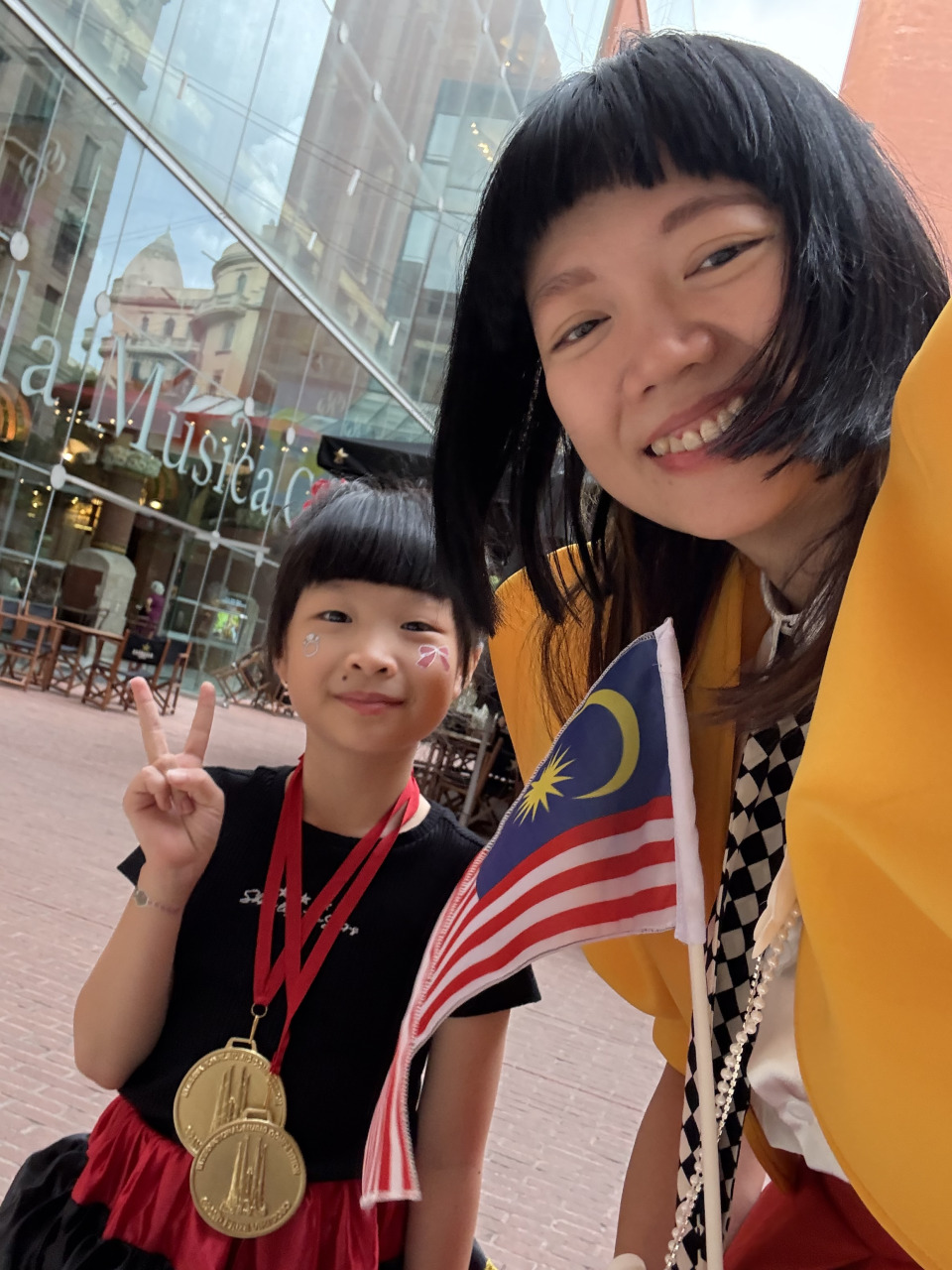 方可卿(右起)与女儿赖幼嘉积极生活,在生活中找到能让她们快乐的兴趣及成就。