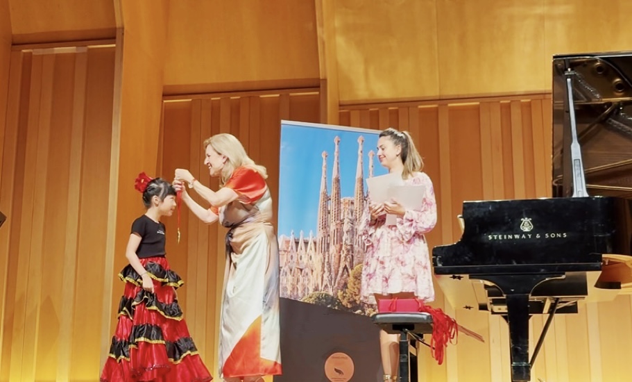 年仅9岁的赖幼嘉(左)登上国际舞台并获奖。