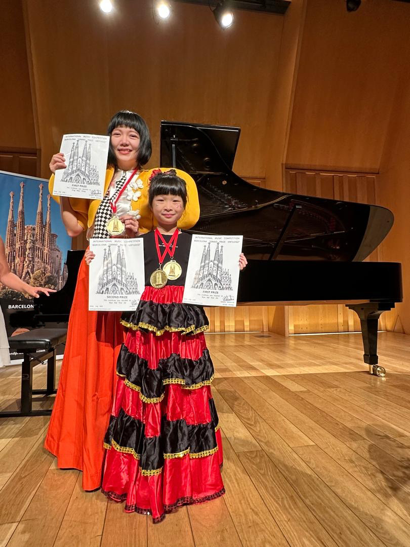 方可卿(左起)与女儿赖幼嘉于今年7月23日,在西班牙巴塞罗那音乐宫举行的巴塞罗那国际音乐比赛中,携手夺得钢琴二重奏冠军。