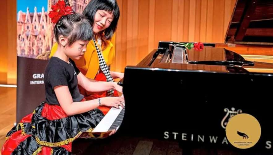 方可卿(右起)与女儿赖幼嘉在2025年巴塞罗那国际音乐比赛中,呈献精彩的钢琴二重奏表演。
