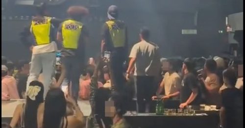 警方到娱乐中心取缔 民众起争执引发殴斗