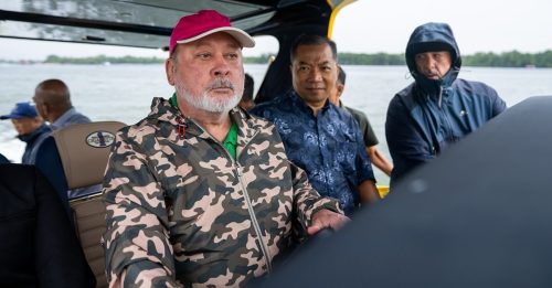 元首冒雨驾驶快艇 亲巡柔佛海域