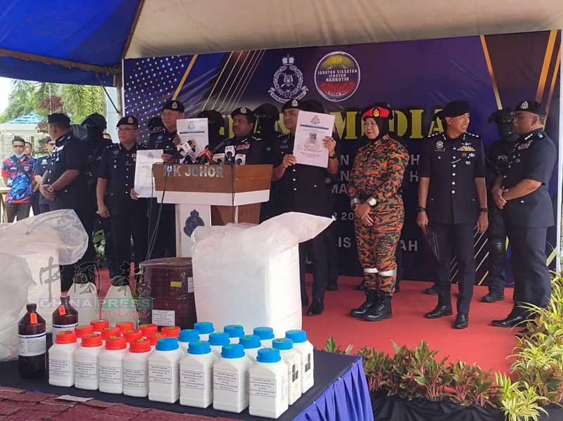 陈胜利（左2起）、拉哈曼陪同胡仙展示3名通缉犯的照片。