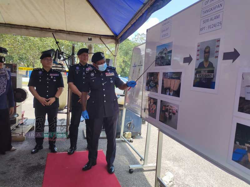 陈胜利（左起）、拉哈曼陪同胡仙向媒体讲述破案经过。