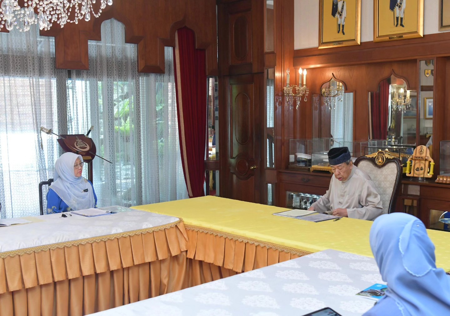 扎丽哈(左)向雪州苏丹沙拉弗丁殿下汇报甘榜峇鲁发展计划。