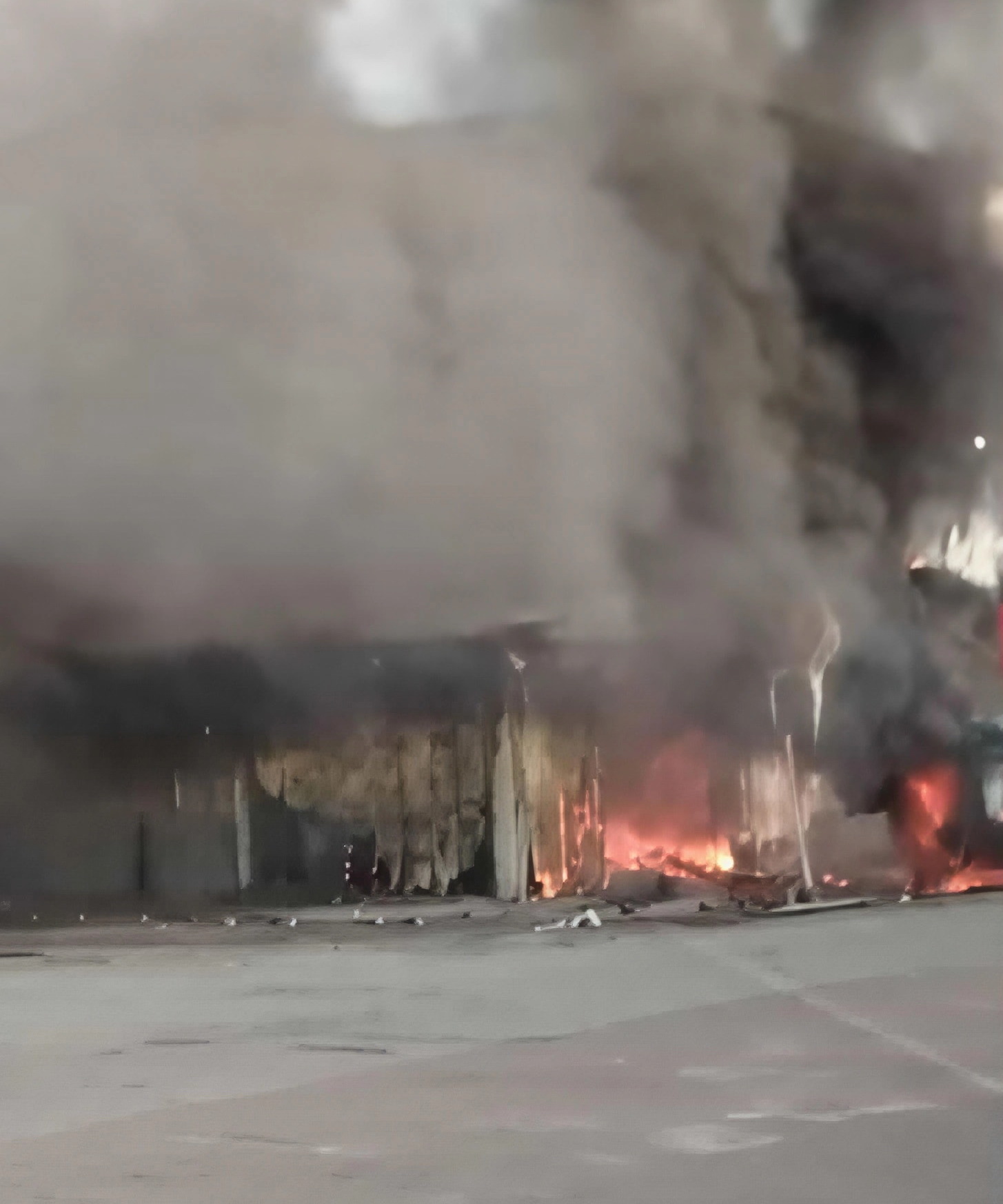 汽车音响装饰店 失火，火势猛烈，浓烟滚滚。 （取自面子书）