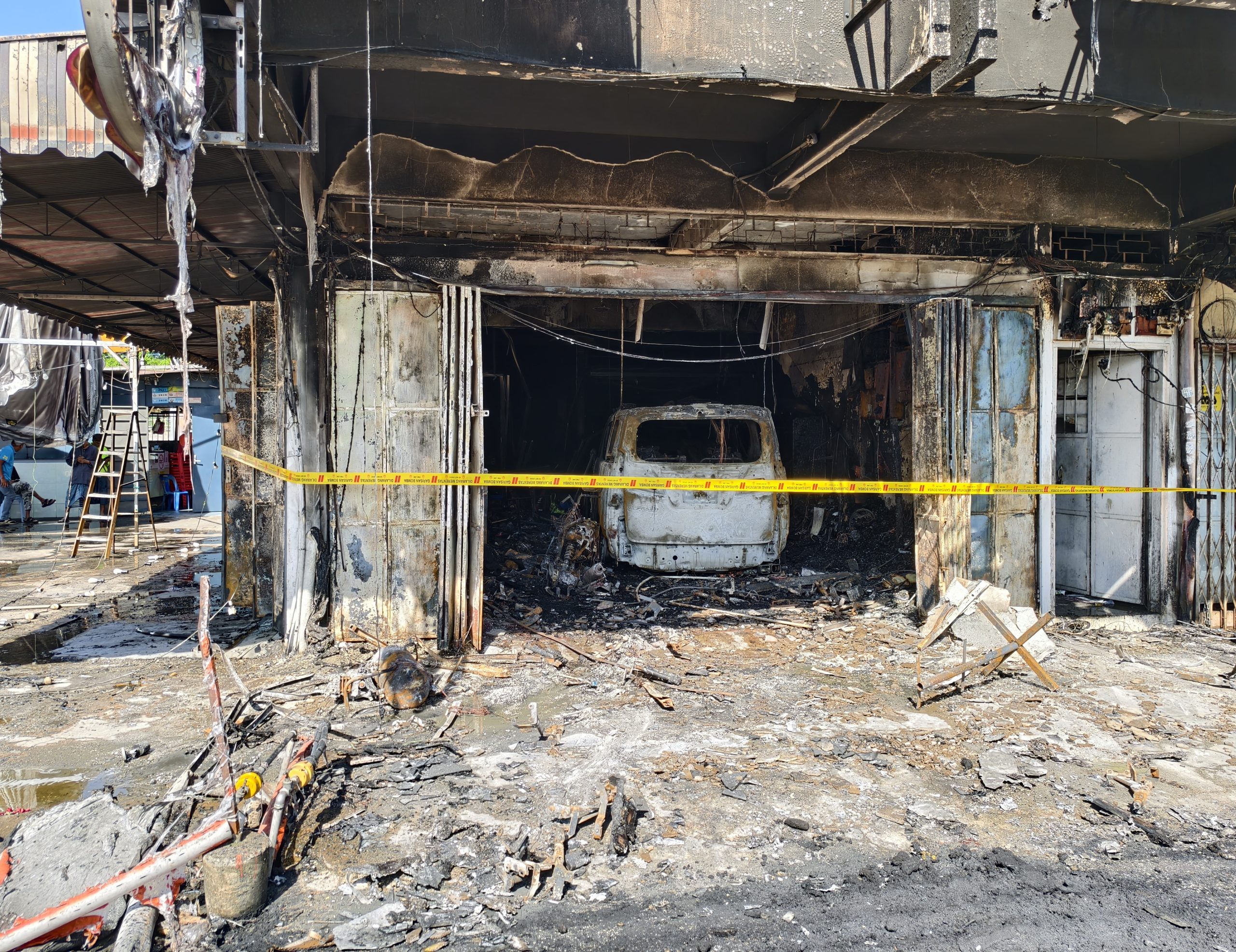 店内的车辆和物品烧毁。